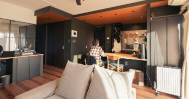 木目と黒のコントラストが描く世界