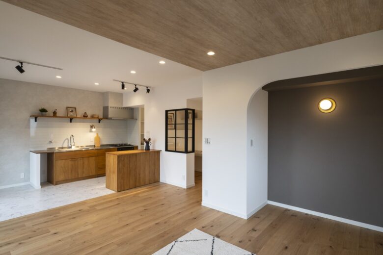 アーチと木目天井のおしゃれな回遊動線